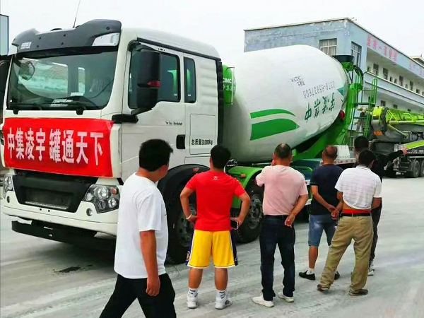 開攤啦！凌宇攪拌車“擺攤兒”湖北，客戶當場下單！