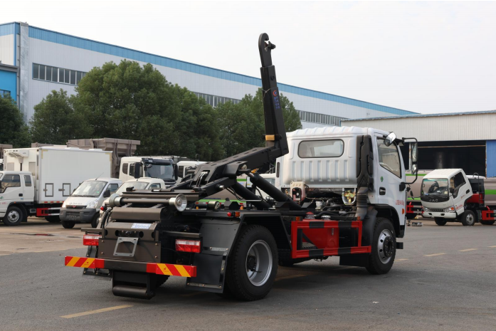 東風(fēng)D7勾臂垃圾車(chē)