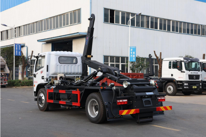 東風(fēng)D7勾臂垃圾車(chē)